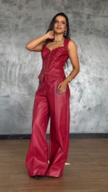 Conjunto feminino bordô em couro ecológico com calça e blusa.